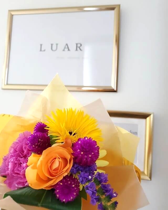 LUAR(ルアル)の額縁と花